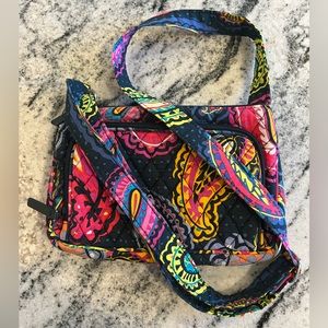 VERA BRADLEY 💐Bright Paisley Crossbody / Adjustable Straps , Pink Interior